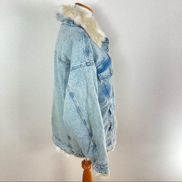 BDG Faux Fur Lined Denim Light Wash Jean Jacket Coat Women's Sz Medium / Large - Picture 2 of 7